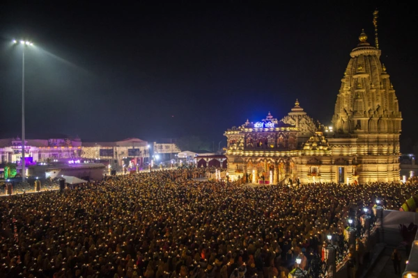 Devotees Visiting Kirti Temple, Barsana  – best season to visit