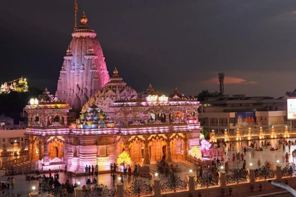 Kirthi mandir with lights and surrounded by lot of devotees